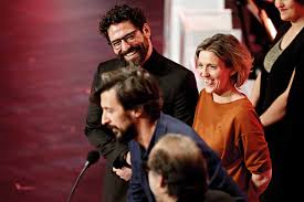 Durante o primeiro confinamento, o humorista abriu uma janela para a sua vida todas as noites. Caras Beatriz Batarda E Bruno Nogueira Amor E Cumplicidade Em Noite De Premios
