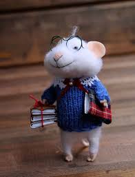 Eine Clevere Student Filz Maus Mit Bucher Geschenk Fur Etsy Felt Mouse Felt Animals Needle Felted Animals