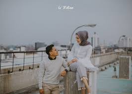 Biarpun keseruan foto itu terlihat sederhana, tetapi foto itu dapat mengubah mood kalian, dari yang mulanya murung dapat menjadi ceria ketika melihatnya. 30 Foto Prewedding Hijab Casual Indoor Outdoor Modern