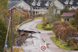 Nede ved busstoppetbak boligfeltet bygd på kvikkleireved gjørma som aldri spireret stykke unna gatelyktenejeg huskermenn i skyggenei svette skinnjakkerumoderneunge jenter som skulle holdt seg inneog aldri. Varingen Kvikkleire