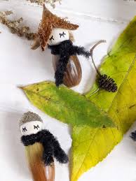 Ein zapfen, und dann den zweiten zapfen finden ohne zu schauen. Diy Herbst Bastelideen Mit Kastanien Eicheln Lavendelblog
