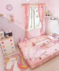 Hal ini karena unsur kayu yang mendominasi dari lantai hingga furnitur utama. 8 Inspirasi Desain Kamar Tidur Minimalis Tanpa Ranjang Instagramable