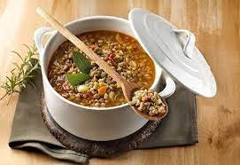 Incorporate l'acqua mista alla farina d'avena nell'acqua bollente, mescolate e portate ad ebollizione. La Ricetta Della Zuppa Di Lenticchie E Avena Brescia A Tavola