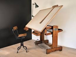La table à dessin futura est de très haute qualité, à la fois esthétique et pratique. Table Dessin Vintage Heliolithe Maison Simone Nantes