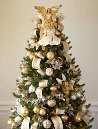 Árvore de natal com decoração de fitas, flores e bolinhas douradas. 72 Modelos De Arvore De Natal E Dicas Para Te Inspirar