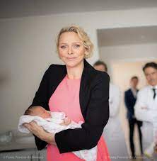 Ardemment espérée depuis leur mariage, célébré en juillet 2011, la grossesse de l'épouse du prince albert ii de monaco n'est désormais plus un fantasme, mais bien. Charlene De Monaco Un Bebe La Troublante Photo Qui Fait Jaser