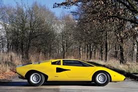 Countach lp400 jest uważany za najlepszy sportowy samochód tamtych czasów, co jednak nie wpłynęło na zmianę sytuacji finansowej firmy. 1975 Lamborghini Countach Lp400 Periscopio