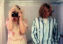 Courtney Love And Kurt Cobain S Bathroom Selfie Is Grunge Perfection Kurt And Courtney Courtney Love Kurt Cobain Courtney Love
