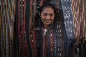 The yarns are then dyed. Tenun Ikat Sikka Tenun Pertama Yang Dilindungi Kekayaan Intelektualnya