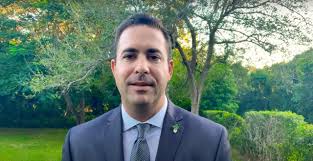 Captain bob's pontoon fleet is comprised of outboard, four stroke engine pontoon boats. Controversial Miami Police Capt Javier Ortiz Reinstated Miami New Times