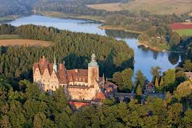 Ten potężny i jednocześnie bardzo urokliwy zamek. Zamek Czocha Polska European Castles Places To Visit Castle