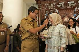 Kuning adalah salah satu warna yang melambangkan keceriaan dan kebahagiaan. Pergub Pakaian Dinas Tak Mengubah Aturan Soal Sepatu Dan Sabuk