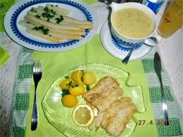 Kabeljau Gedunstet Mit Frischem Stangenspargel Neue Kartoffeln Petersilie Sc Bernaise Einfache Gerichte Essen Essen Und Trinken