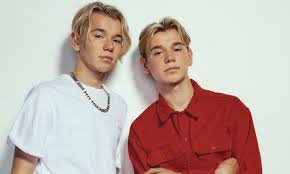 Marcus & martinus, sometimes known as m&m, are comprised of twin brothers marcus and martinus gunnarsen, born on the 21st of february 2002 in elverum norway, they are a norwegian pop duo, coming to spotlight as winners of the eleventh season of melodi grand prix junior, broadcast live, they won with the song two drops of water, and the single went to number 8 in their local charts. Anemona De Mar Dempsey Anticuado Love You Less And Less Metal Menor Patrimonio