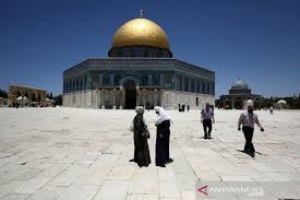 Sejarah masjid al aqsa telah melewati berbagai masa dan bermacam penguasa. Puluhan Pemukim Israel Paksa Masuk Kompleks Masjid Al Aqsa Antara News