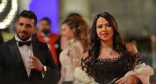 رامي رضوان زوج دنيا سمير غانم هو ممثل مصري ومقدم برامج، مصري الجنسية ولد في (5 سبتمبر 1985)، عمل في قناة ontv وقدم فيها برنامج (أون تيوب)، ثم قدم برنامج (صباح أون) والذي استمر بتقديمه حتى عام. Ø¥ÙŠÙ…ÙŠ Ø³Ù…ÙŠØ± ØºØ§Ù†Ù… ØªØ®Ø±Ø¬ Ø¹Ù† ØµÙ…ØªÙ‡Ø§ ÙˆØªØªØ­Ø¯Ø« Ø¹Ù† ÙˆØ§Ù„Ø¯Ù‡Ø§ Ù„Ø£ÙˆÙ„ Ù…Ø±Ø© Ø¨Ø¹Ø¯ Ø±Ø­ÙŠÙ„Ù‡ Sputnik Arabic