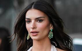 Emily ratajkowski debuted her new hazel brown lob haircut and hair color on thursday at rihanna's diamond ball. Emily Ratajkowski Poses In Harper S Bazaar With Unshaven Armpits Because Sometimes Body Hair Makes Her Feel Sexy