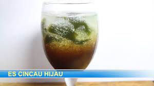 Pas cuaca panas, sepertinya es cincau hijau sangat cocok untuk diminum dan tenggorokan. Es Cincau Hijau Youtube