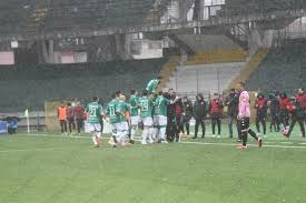Il palermo si riversa nella metà campo avversaria ma l'avellino si difende con ordine e rischia pochissimo. Avellino Palermo 1 0 La Fotogallery Ottopagine It Avellino