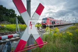 Du hast zwei möglichkeiten bei uns durchzustarten Bahnubergang Mit Andreaskreuz Und Zug Fototapete Fototapeten Eisenbahn Warnung Verfolgen Myloview De