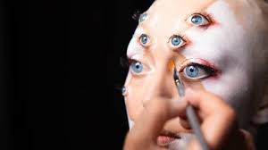 Maskenbildnerin Milena Niehues formt Kontraste