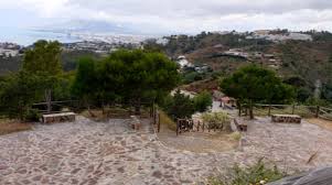 Una vez all�, hay que dirigirse (direcci�n pinares de san ant�n) cuesta arriba en busca del campo de tennis. Parque Forestal Lagarillo Blanco