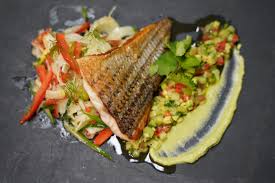 162 recettes de salade estivale avec photos : Poelee De Bar Raye Salsa Estivale Cremeux D Avocat Et Salade De Fenouil