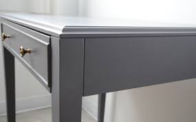 Ensuite, peignez les reliefs (moulures ou arêtes) en gris foncé à l'aide du pinceau fin et sans attendre tamponnez sur un bois déjà peint, frottez à l'aide de votre papier de verre ou de la laine d'acier les zones qui sont naturellement si votre meuble est peint d'une peinture ancienne et cloquée, grattez. Tvb Des Meubles Rafraichis Oui C Est Possible Tel 06 51 21 51 37