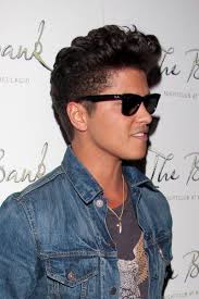 Curtain hair, also known as eboy hair, is a swooping, messy hairstyle with long bangs in the front that look like curtains. Bruno Mars Short Hair Styles For Round Faces Hairstyles For Thin Hair Rockabilly Hair