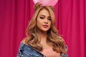 Rambut panjang aurel disanggul rendah, dengan belahan samping di bagian depan. Buktikan Cantik Nggak Harus Putih Potret Aurel Hermansyah Dengan Berbagai Gaya Makeup Langsung Dipuji Habis Habisan Semua Halaman Stylo