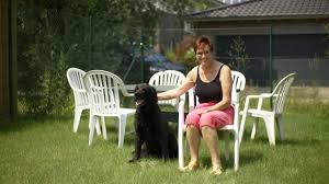In diesem video zeige ich euch, auf welche art und weise ich meinen gartenweg pflaster, bzw die steine selbst gieße! Dokumentarfilm Monobloc Ein Billiger Plastikstuhl Erobert Die Welt
