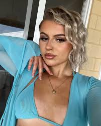 Molly Hobson's Instagram, Twitter & Facebook