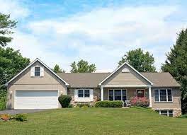 Rumah model ini memiliki karakteristik jendela dan pekarangan yang cukup banyak. 11 Desain Rumah Gaya Amerika Yang Paling Populer Di Sana