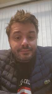 A vida passa rápido não perda seu valioso tempo em lugares ou batalhas que  não te não mais prazer, Se respeite