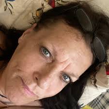 Hi! Ive been a silent follower of this group for a while now, been to shy  to post but figured why not. I'm Courtney 🖤 Looking for new friends to  talk to!