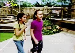 We bet you didn't know that she too acted in barney as a little kid, and that's actually where she and selena first met! Gif Semi Barney And Friends Fofas Animated Gif On Gifer