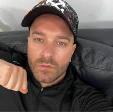 Raymond Rey (@posesyv.cristi) • Facebook