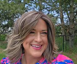 I took this little snippet from my review of Teresa from Belle Tress in the  color Truffle Cream R so you can see this color outside. It looks much more  dynamic, and the contrast is much more stark ...