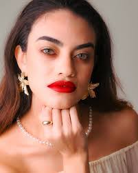 Isabella Almeida's Instagram, Twitter & Facebook