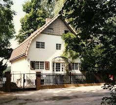 Das einfache, grössere haus, das gärtnerhaus neben der eisernen villa wird brecht von 1952 bis zu seinem tode 1956 als sommerhaus nutzen. Brecht Weigel Haus In Buckow Literaturorte Berlin Brandenburg Literaturlandschaft