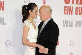 Die hard tough guy who does his own stunts.available for shampoo adverts!. Bruce Willis Wieder Vereint Mit Seiner Familie Gala De