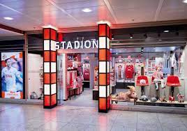 Nur beim # effzeh händler eures vertrauens! Klein Fein Und Modern Der Neue Fc Fanshop Im Kolner Hbf Winner Brand Creation Point Of Sales