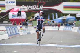 Alaphilippe belohnte sich damit für einen ausreisversuch auf der harten strecke, die neun runden rund um das autodromo enzo e dino ferrari führte. Julian Alaphilippe Ist Weltmeister Sportguide Fuhrt Dich Durch Die Welt Des Sports