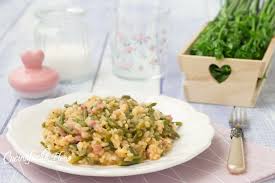 Avevo raccolto un bel mazzo di asparagi in campagna e quale migliore ricetta per cucinarli se non un bel risottino? Risotto Asparagi E Pancetta Cremoso Veloce E Saporito Senza Burro