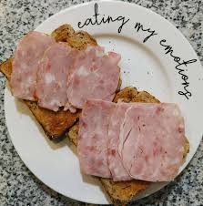 Tostadas De Pan Integral Con Mantequilla Pimienta Y Pollo Cafe Cortado Buenos Dias El Fiambre De Pollo Es Relleno De Jamon Y Comprad Food Tuna Fish