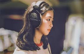 聲林之王的莊凌芸 今天下午三點多回母校找老師後 就從十樓墜下 看其它篇報導 是和父親發生爭吵，被父親趕出門 目前和母親同住中 二月份好像就有被父親家暴的新聞 沒想到就發生憾事了. 2fom2f89tv0esm