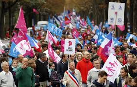 Un quatrième cortège de la manifestation contre le projet de mariage homosexuel, mené par l'institut civitas, proche des catholiques intégristes, et d'autre. La Manif Pour Tous De Retour Dans La Rue