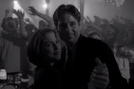 The X Files David Duchovny And Gillian Anderson Recall Their Favorite Mulder Scully Moment Los Archivos Secretos X Expediente X Heroe