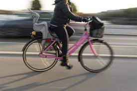 A KRESZ szerint csakis is így lehet a biciklin a gyerekülés: bírság jár, ha  szabálytalan vagy - Utazás | Femina