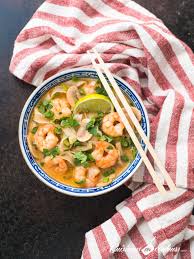 Soupe Thai De Crevettes Au Lait De Coco Et Au Curry Rouge Cuisinons En Couleurs Recette Soupe Thai Soupe Thai Crevette Crevette Recette